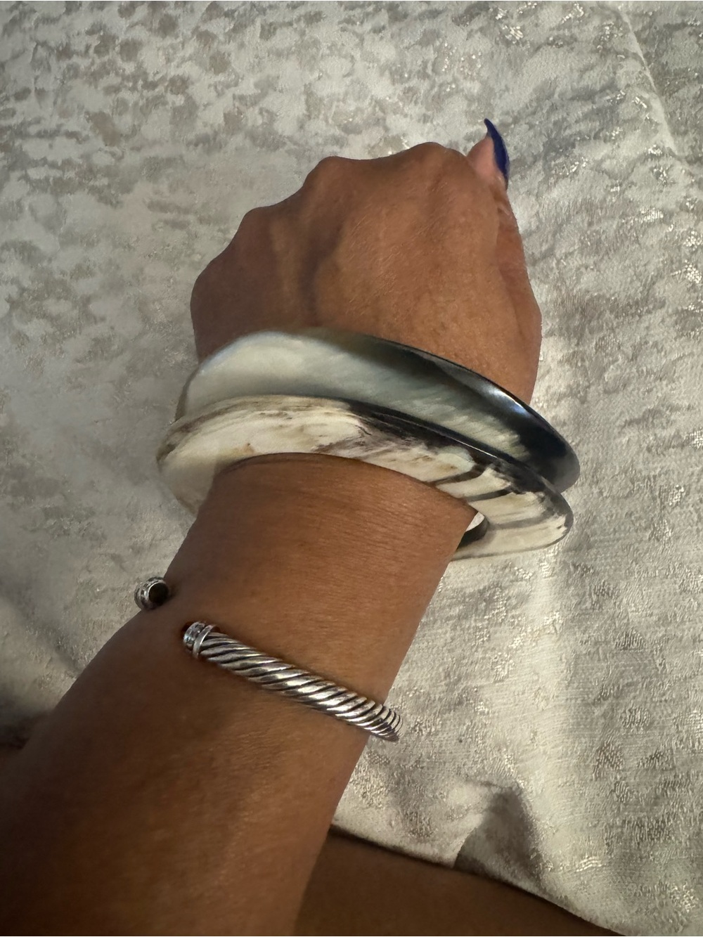 Handcrafted Horn-Effect Bangle Pair in Ivory and Brown Tones - Picture 5 of 5